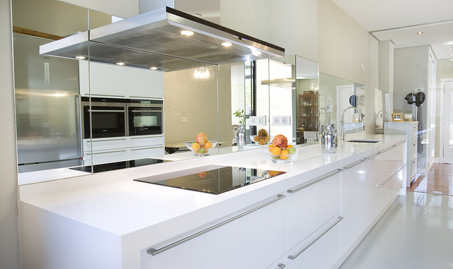 Una de nuestras cocinas, con espejos integrados en la decoración.